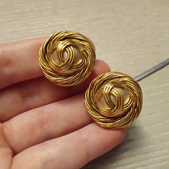 Chanel Vintage Interlocking CC Faux-Pearl Gold Clip On Earrings - Picture 6 of 17